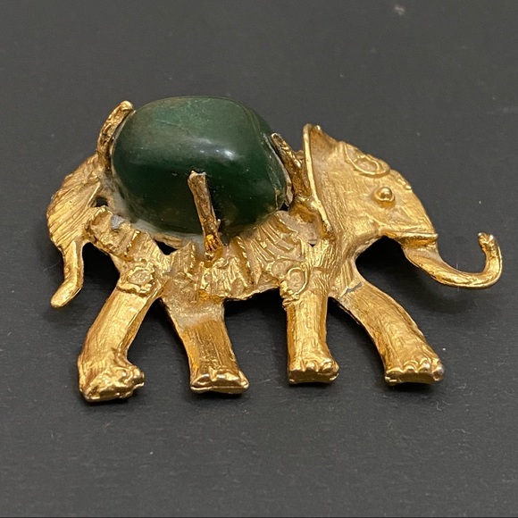 Vintage Unsigned Gold tone Elephant with Green Stone Brooch - Picture 9 of 10